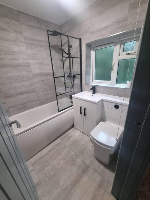 Вилла 3 Bed Detached House & Hot Tub Рексем Экстерьер фото